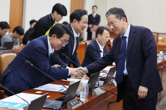 野의원과 악수 나누는 정성호 의원