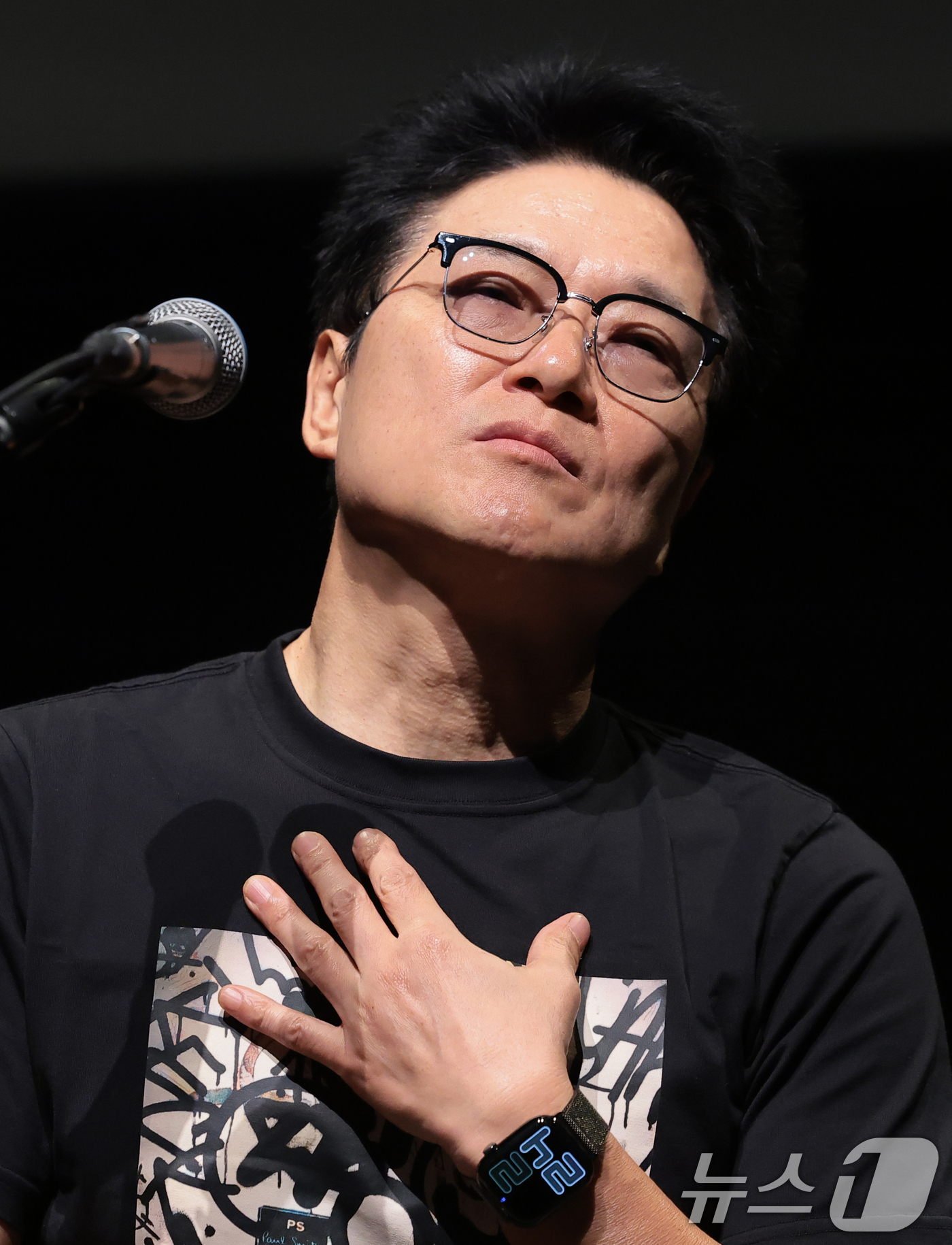 (서울=뉴스1) 권현진 기자 = 가수 안치환이 8일 오후 서울 마포구 성미산로 연남스페이스에서 열린 정규 15집 '시즈 더 데이'(Seize the day) 미디어 쇼케이스에서 취 …