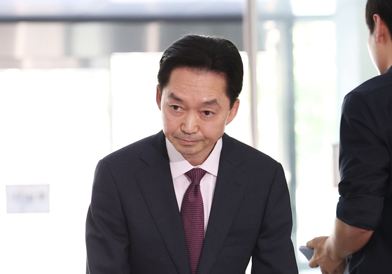 고개 숙여 인사하는 김지용 중수청장 후보자