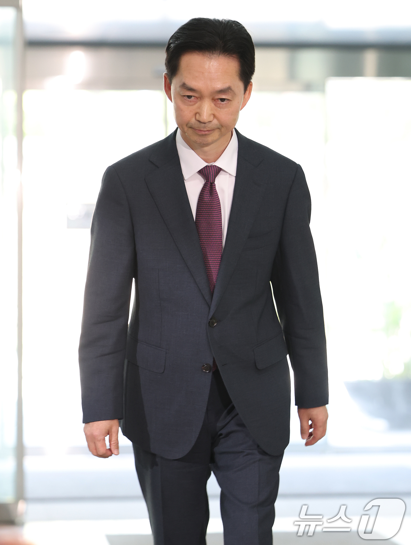 (서울=뉴스1) 오대일 기자 = 김지용 중대범죄수사청장 후보자가 8일 오후 서울 종로구 정부서울청사 창성동 별관에 마련된 인사청문회 준비단 사무실로 첫 출근하고 있다. 2026.9 …
