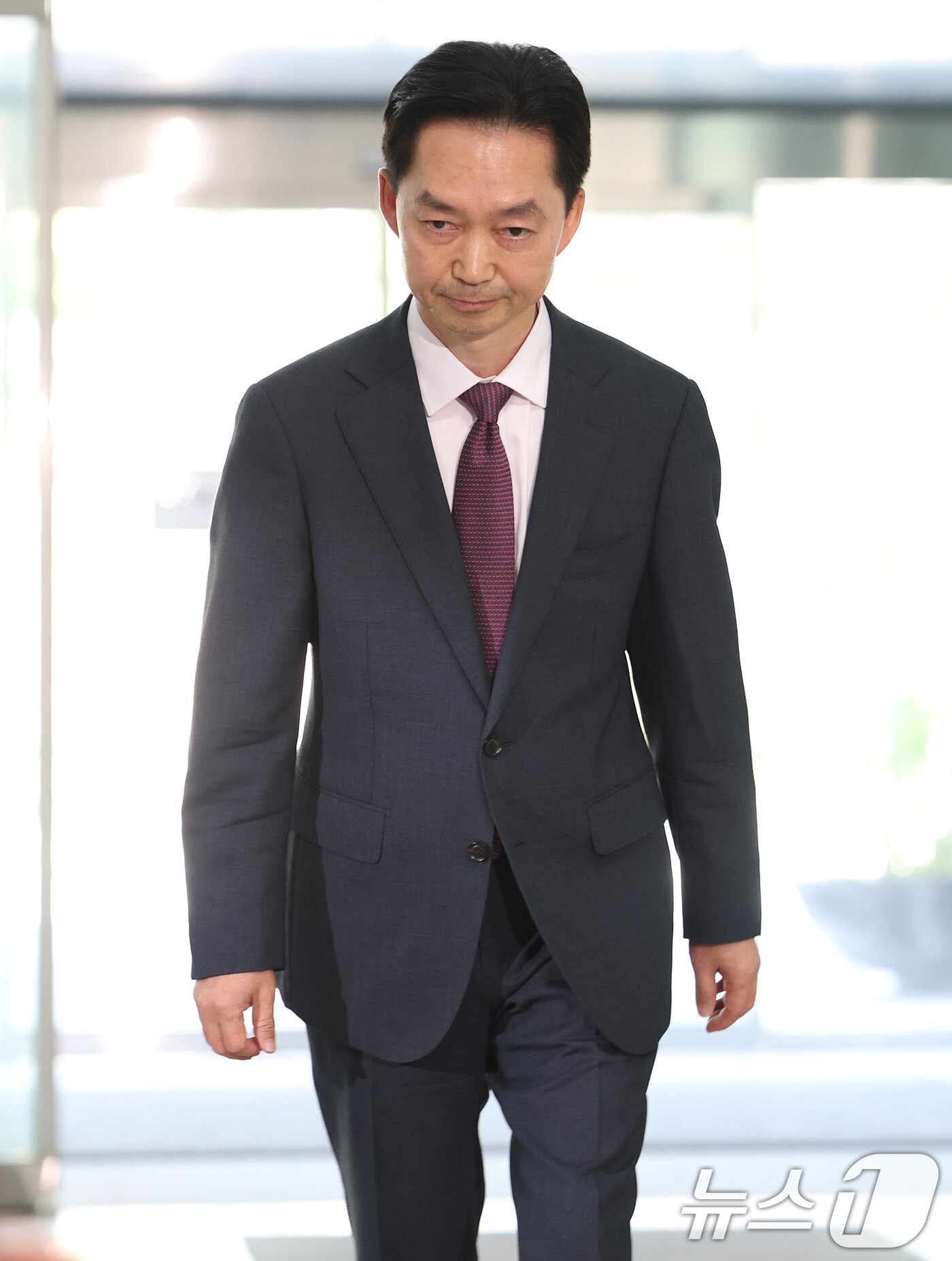본문 이미지 - 김지용 중대범죄수사청장 후보자가 8일 오후 서울 종로구 정부서울청사 창성동 별관에 마련된 인사청문회 준비단 사무실로 첫 출근하고 있다. 2026.9.8 ⓒ 뉴스1 오대일 기자