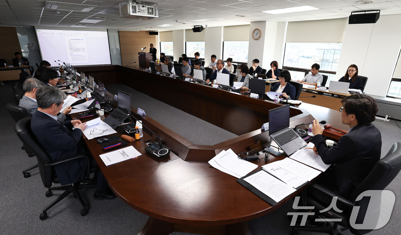 (서울=뉴스1) 이종수 기자 = 송상교 진실·화해를 위한 과거사정리위원회 위원장이 8일 진실화해위 대회의실에서 제4차 위원회를 주재하고 있다. 2026.9.8/뉴스1
