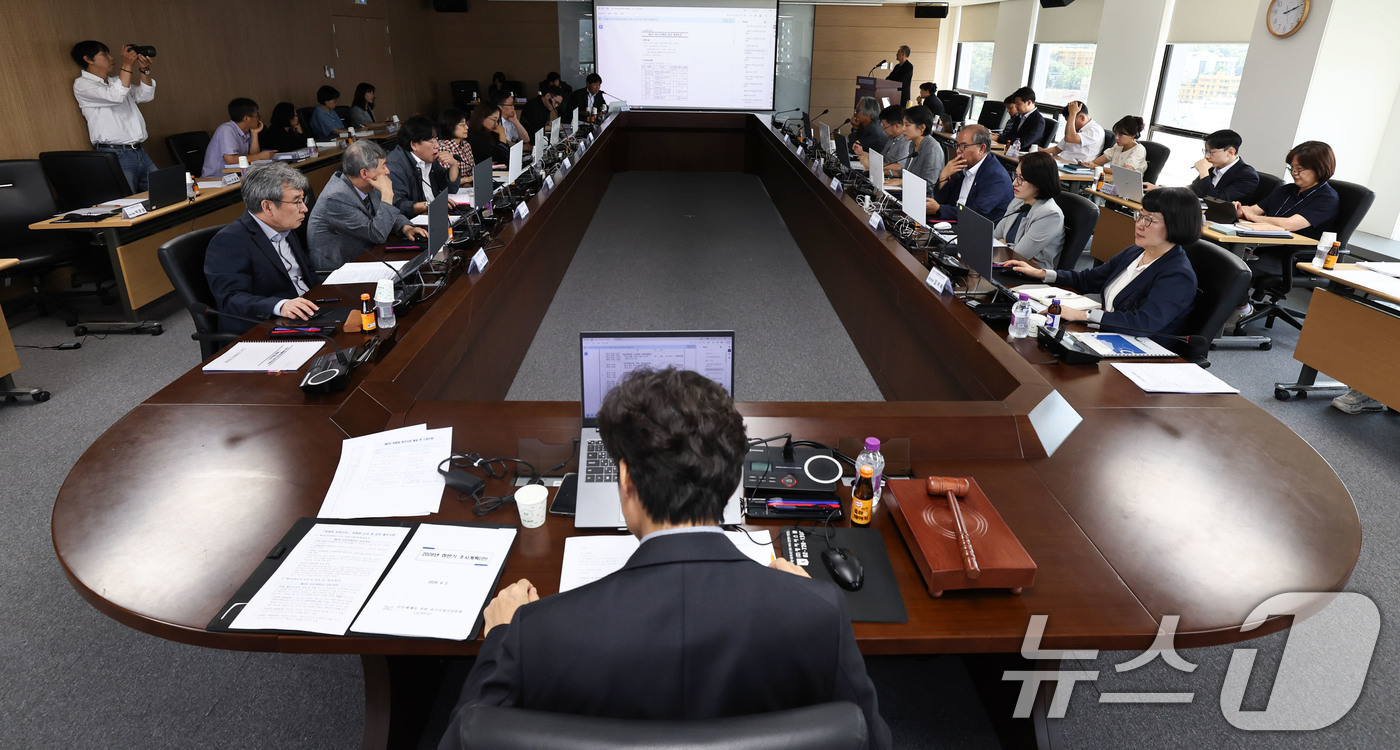 (서울=뉴스1) 이종수 기자 = 송상교 진실·화해를 위한 과거사정리위원회 위원장이 8일 진실화해위 대회의실에서 제4차 위원회를 주재하고 있다. 2026.9.8/뉴스1