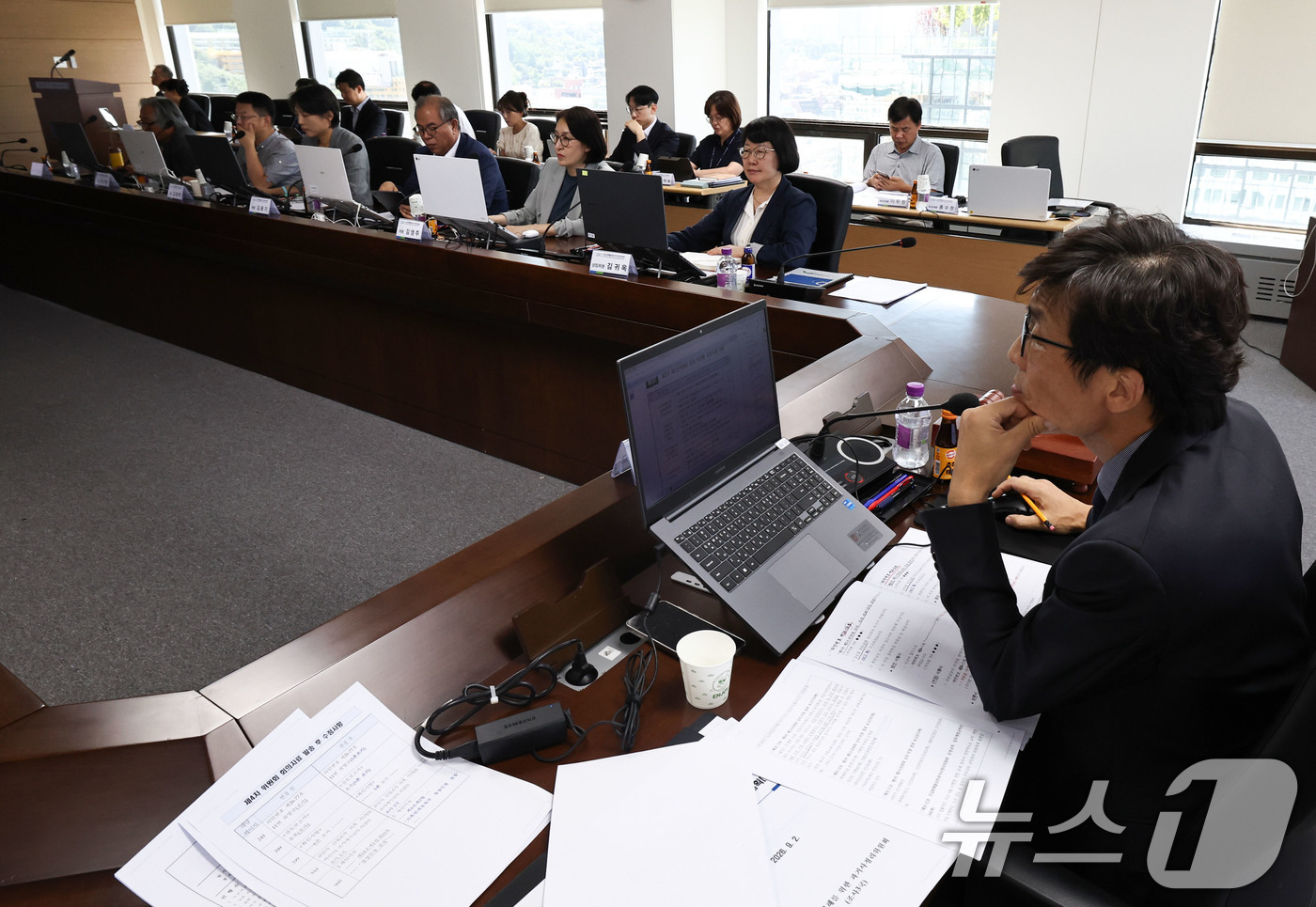 (서울=뉴스1) 이종수 기자 = 송상교 진실·화해를 위한 과거사정리위원회 위원장이 8일 진실화해위 대회의실에서 제4차 위원회를 주재하고 있다. 2026.9.8/뉴스1