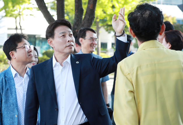 전문학 대전 서구청장, 대덕대로 녹지·휴게공간 점검…"걷고 싶은 도시 조성"