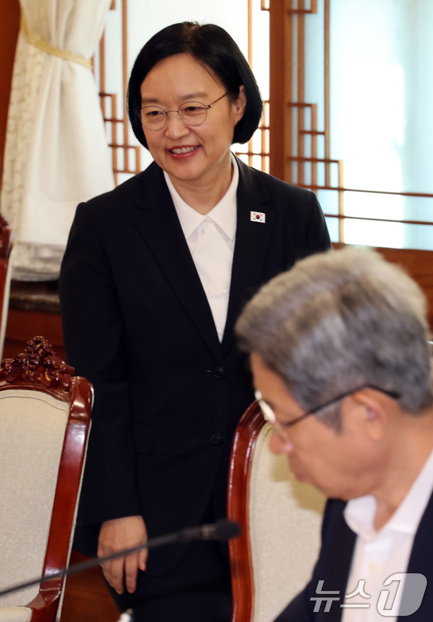 (서울=뉴스1) 이종덕 기자 = 한성숙 국무총리가 8일 서울 종로구 정부서울청사에서 열린 소비자정책위원회의에 참석하며 미소 짓고 있다. 한 총리는 사각지대 없는 촘촘한 소비자 권리 …