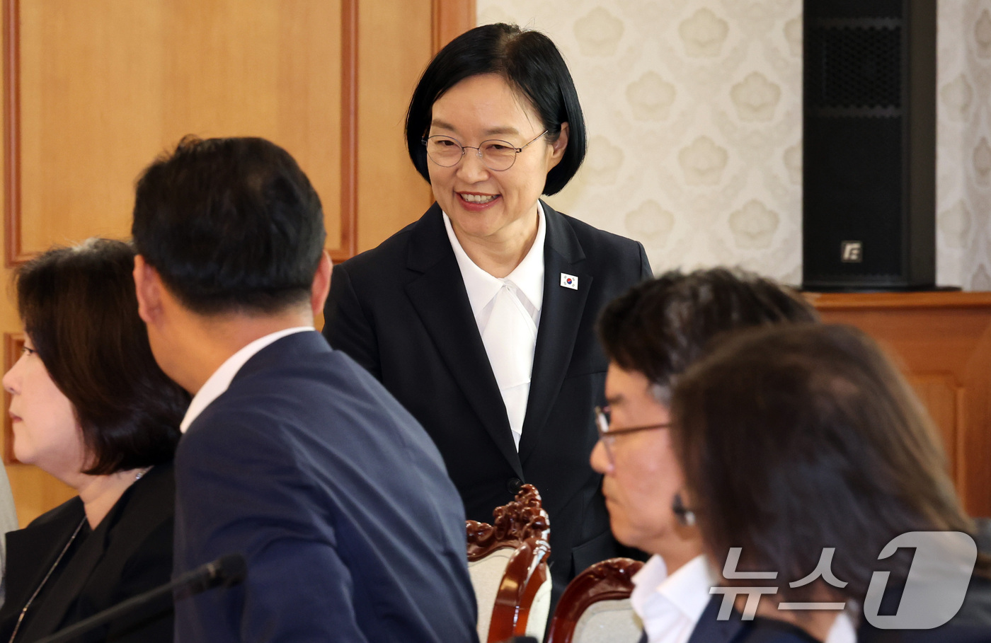 (서울=뉴스1) 이종덕 기자 = 한성숙 국무총리가 8일 서울 종로구 정부서울청사에서 열린 소비자정책위원회의에 참석하며 민간위원들에게 인사하고 있다. 한 총리는 사각지대 없는 촘촘한 …