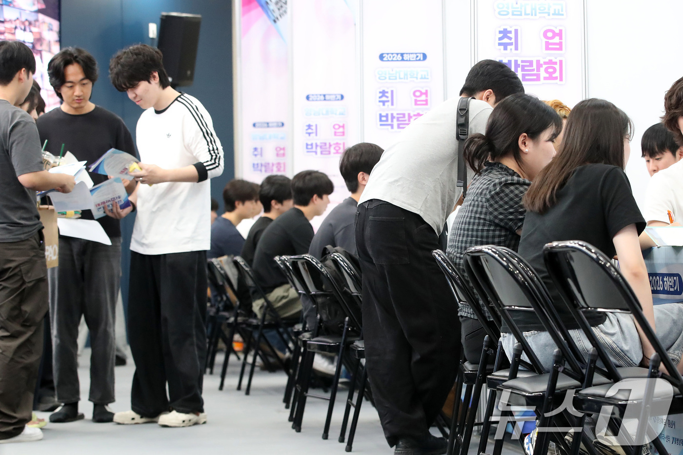 (경산=뉴스1) 공정식 기자 = 8일 경북 경산시 영남대 천마아트센터에서 열린 '2026 하반기 영남대학교 취업박람회'를 찾은 취업준비생들이 취업 상담을 하고 있다.11일까지 계속 …