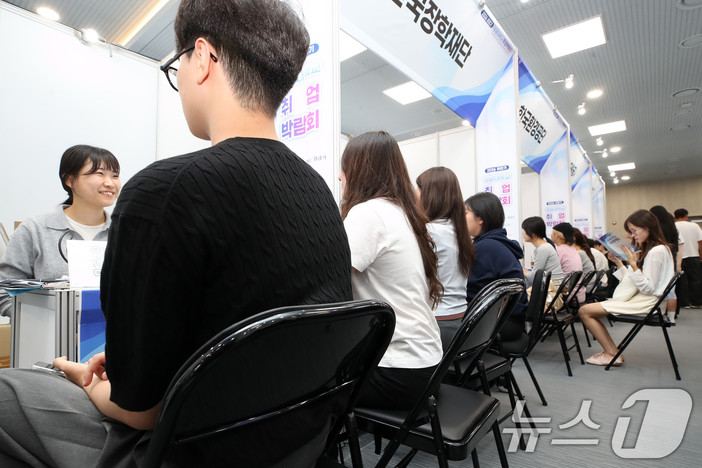 (경산=뉴스1) 공정식 기자 = 8일 경북 경산시 영남대 천마아트센터에서 열린 '2026 하반기 영남대학교 취업박람회'를 찾은 취업준비생들이 취업 상담을 하고 있다.11일까지 계속 …