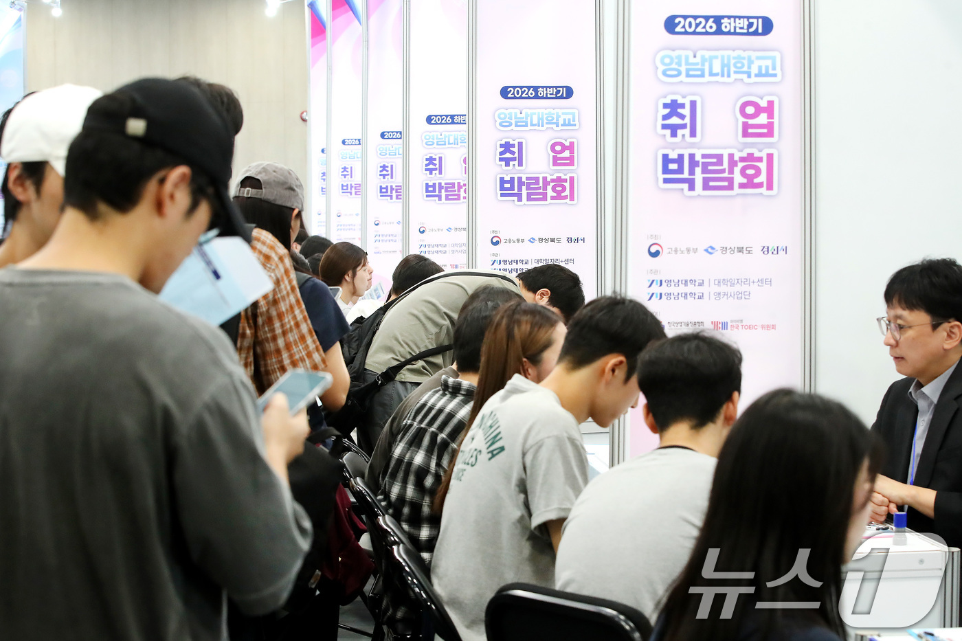 (경산=뉴스1) 공정식 기자 = 8일 경북 경산시 영남대 천마아트센터에서 열린 '2026 하반기 영남대학교 취업박람회'를 찾은 취업준비생들이 취업 상담을 하고 있다.11일까지 계속 …