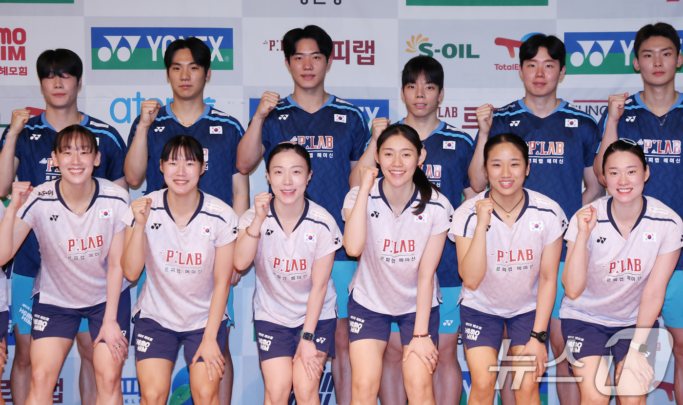 (진천=뉴스1) 김민지 기자 = 배드민턴 국가대표팀 안세영, 이소희 백하나 등이 8일 진천 국가대표 선수촌에서 열린 2026 아이치·나고야 아시안게임 대한배드민턴협회 미디어데이에서 …