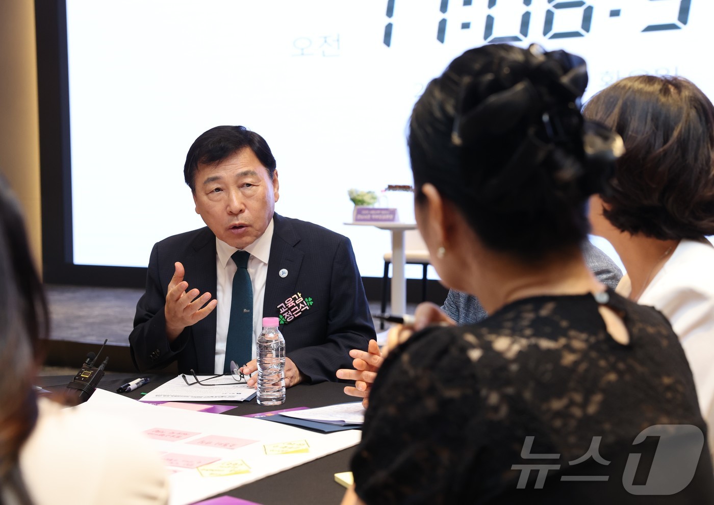(서울=뉴스1) 이동건 수습기자 = 정근식 서울시 교육감이 8일 오전 서울 서초구 서울교육대학교에서 열린 '서울교육+플러스 강남서초교육지원청 학부모공론장'에 참석해 학부모들의 교육 …