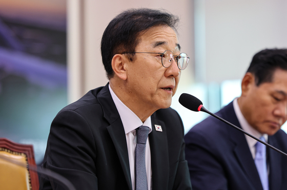 의원 질의에 답하는 김윤덕 국토부 장관