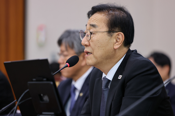 의원 질의에 답하는 김윤덕 국토부 장관