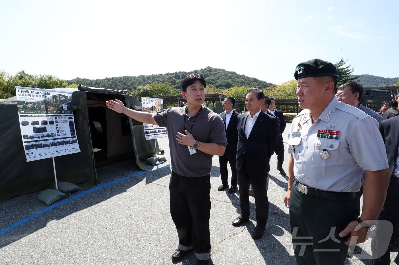 본문 이미지 - 8일 오후 전남광주 장성군 상무대에서 열린  '육군 마이크로그리드 시범사업 착공식'에서 육군본부 하헌철 소장과 한국에너지공단 유기호 이사, 한화 에너지솔루션센터 참석자들이 마이크로그리드 구축 현장 브리핑을 듣고 있다. 2026.9.8 ⓒ 뉴스1 조수민 기자
