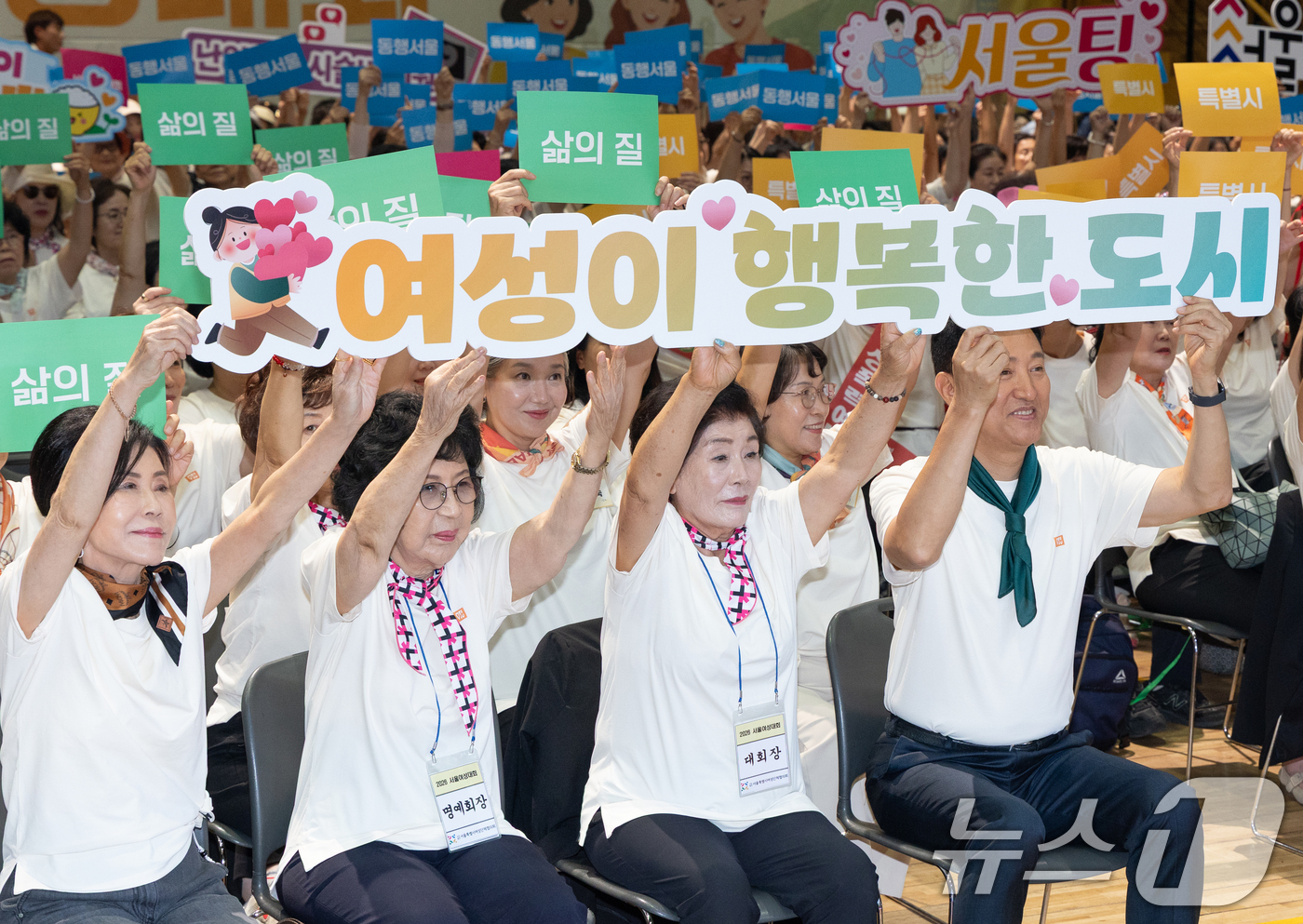 (서울=뉴스1) 안은나 기자 = 오세훈 서울시장과 서울시여성단체협의회 회원 등이 8일 오후 서울시청에서 양성평등주간과 여권통문의 날을 기념해 열린 2026 서울여성대회에 참석해 ' …