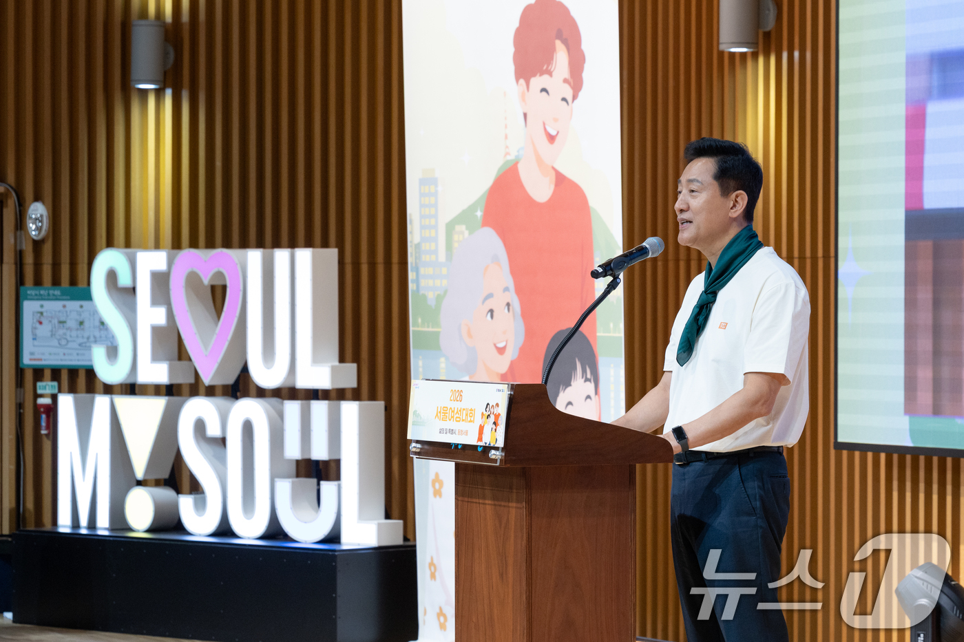 (서울=뉴스1) 안은나 기자 = 오세훈 서울시장과 서울시여성단체협의회 회원 등이 8일 오후 서울시청에서 양성평등주간과 여권통문의 날을 기념해 열린 2026 서울여성대회에 참석해 개 …