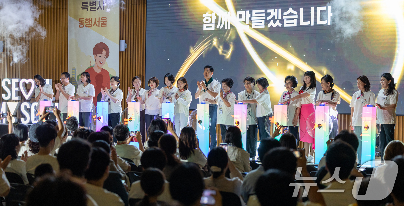 (서울=뉴스1) 안은나 기자 = 오세훈 서울시장과 서울시여성단체협의회 회원 등이 8일 오후 서울시청에서 양성평등주간과 여권통문의 날을 기념해 열린 2026 서울여성대회에 참석해 퍼 …