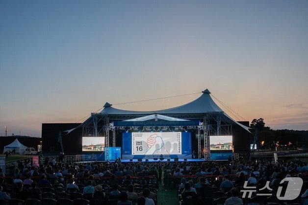 경기도 재정난에 불똥 튄 'DMZ다큐영화제'…행사 축소·상금 삭감