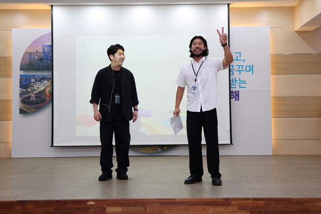 "알 깨듯 관행 깨자"…동해시, 출근길 '계란 청렴캠페인'