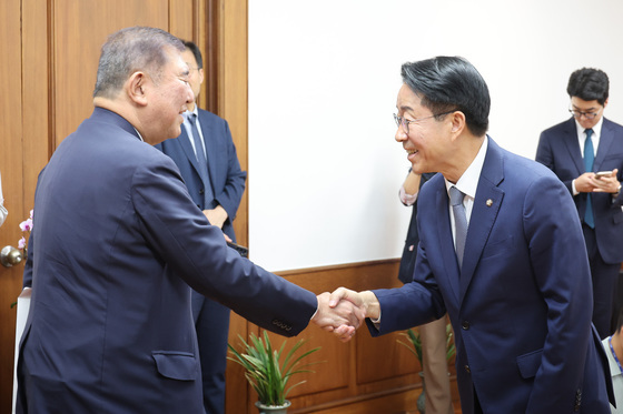 이시바 시게루 전 총리 접견하는 조정식 의장