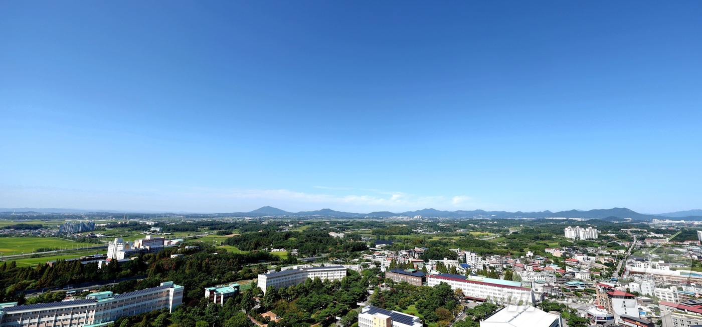 (전주=뉴스1) 유경석 기자 = 8일 전북 완주군 우석대학교 전망대에서 바라본 도심 위로 맑은 하늘이 펼쳐져 있다. 2026.9.8/뉴스1