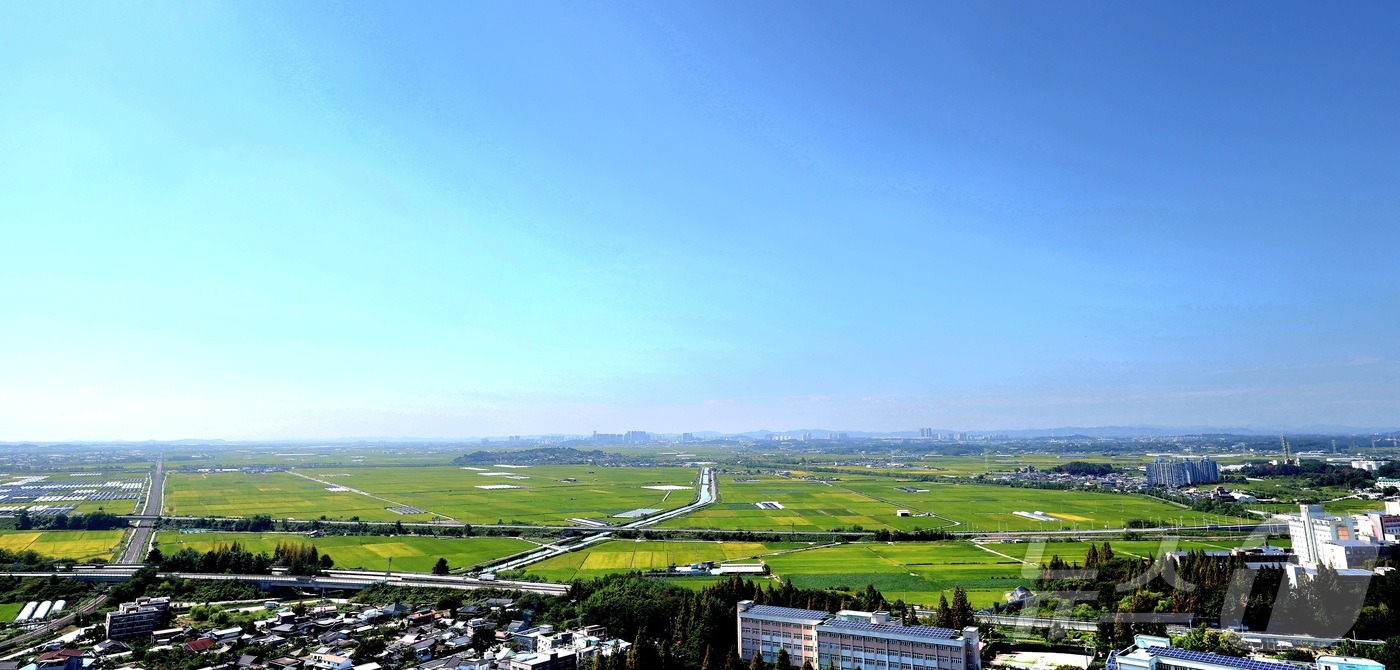 (전주=뉴스1) 유경석 기자 = 8일 전북 완주군 우석대학교 전망대에서 바라본 도심 위로 맑은 하늘이 펼쳐져 있다. 2026.9.8/뉴스1
