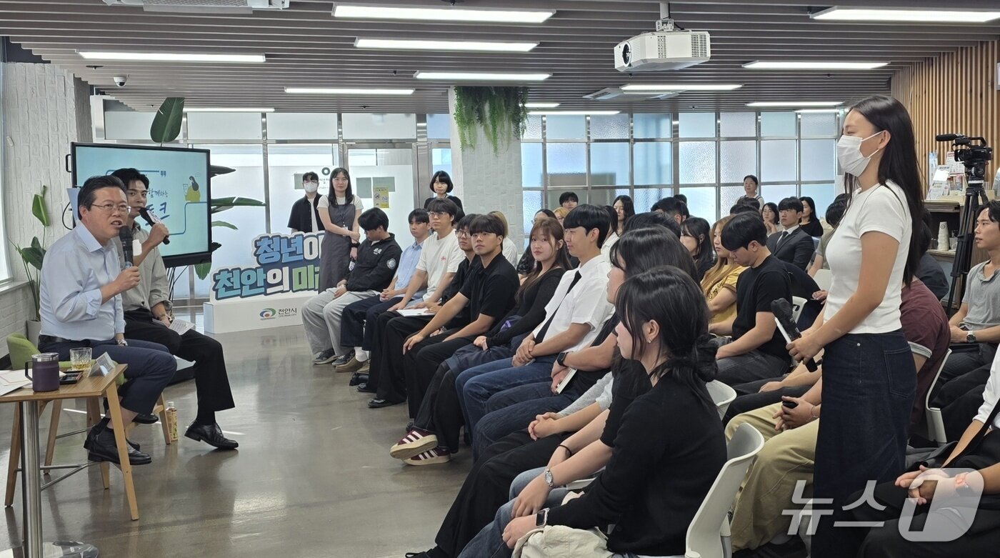 본문 이미지 - 8일 천안청년센터 불당이음에서 열린 청년 소통 토크콘서트에서 장기수 천안시장이 청년의 질문에 대답하고 있다. 2026.9.8. ⓒ 뉴스1 이시우 기자