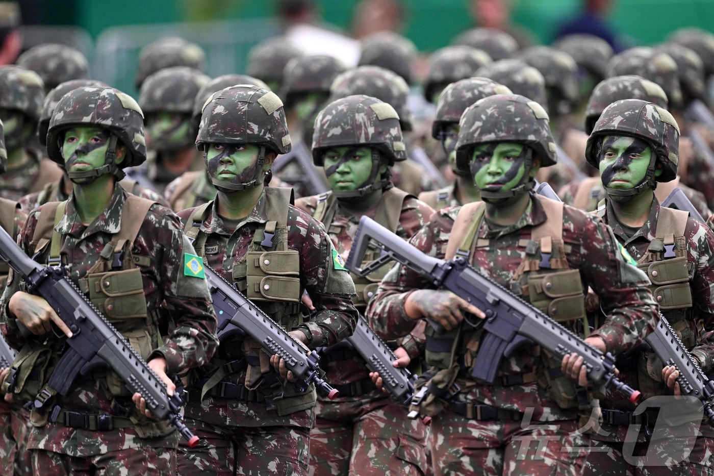 (브라질리아 AFP=뉴스1) 김범수 수습기자 = 7일(현지시간) 브라질 브라질리아에서 열린 독립기념일 행사에 여성으로 이뤄진 육군 부대가 행진하고 있다. 2026.9.7ⓒ AFP= …