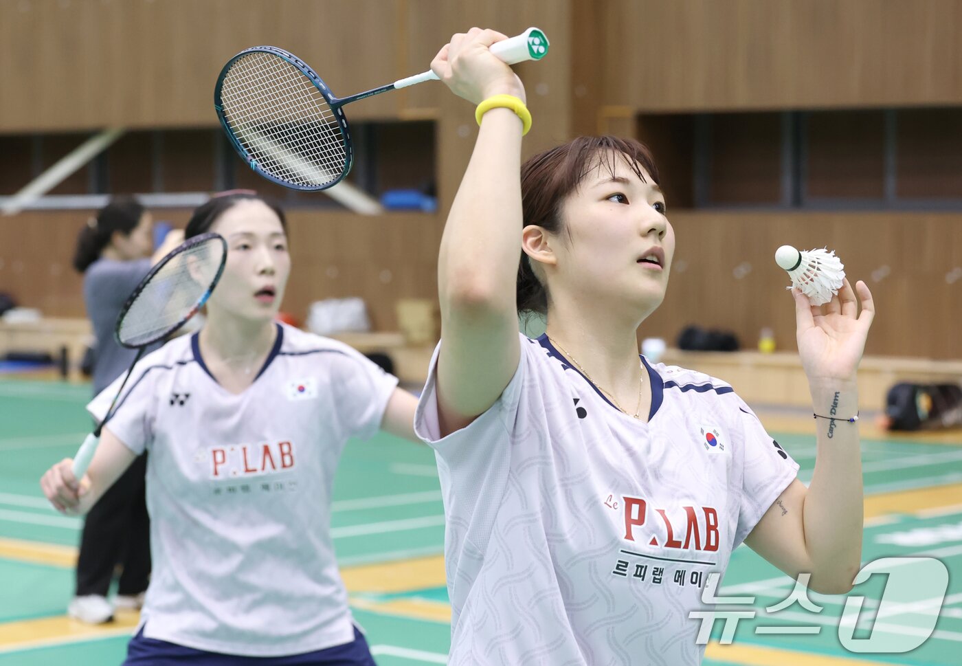 본문 이미지 - 배드민턴 국가대표 김혜정과 이연우가 8일 진천 국가대표 선수촌에서 열린 2026 아이치·나고야 아시안게임 대한배드민턴협회 미디어데이에서 공개 훈련을 하고 있다. 2026.9.8 ⓒ 뉴스1 김민지 기자