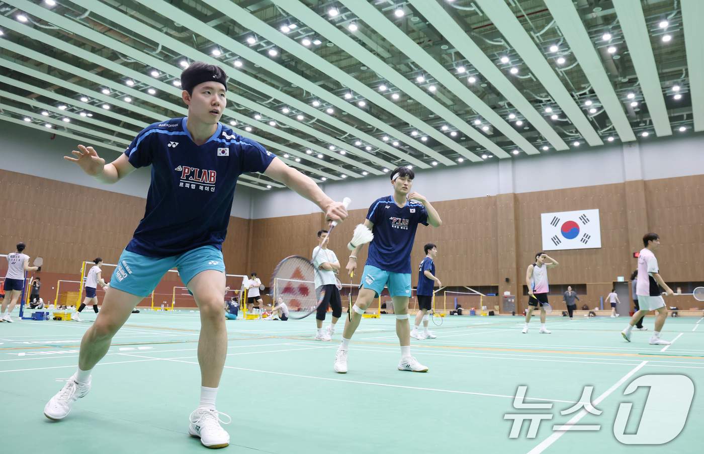 (진천=뉴스1) 김민지 기자 = 배드민턴 국가대표 서승재(왼쪽)와 김원호가 8일 진천 국가대표 선수촌에서 열린 2026 아이치·나고야 아시안게임 대한배드민턴협회 미디어데이에서 공개 …