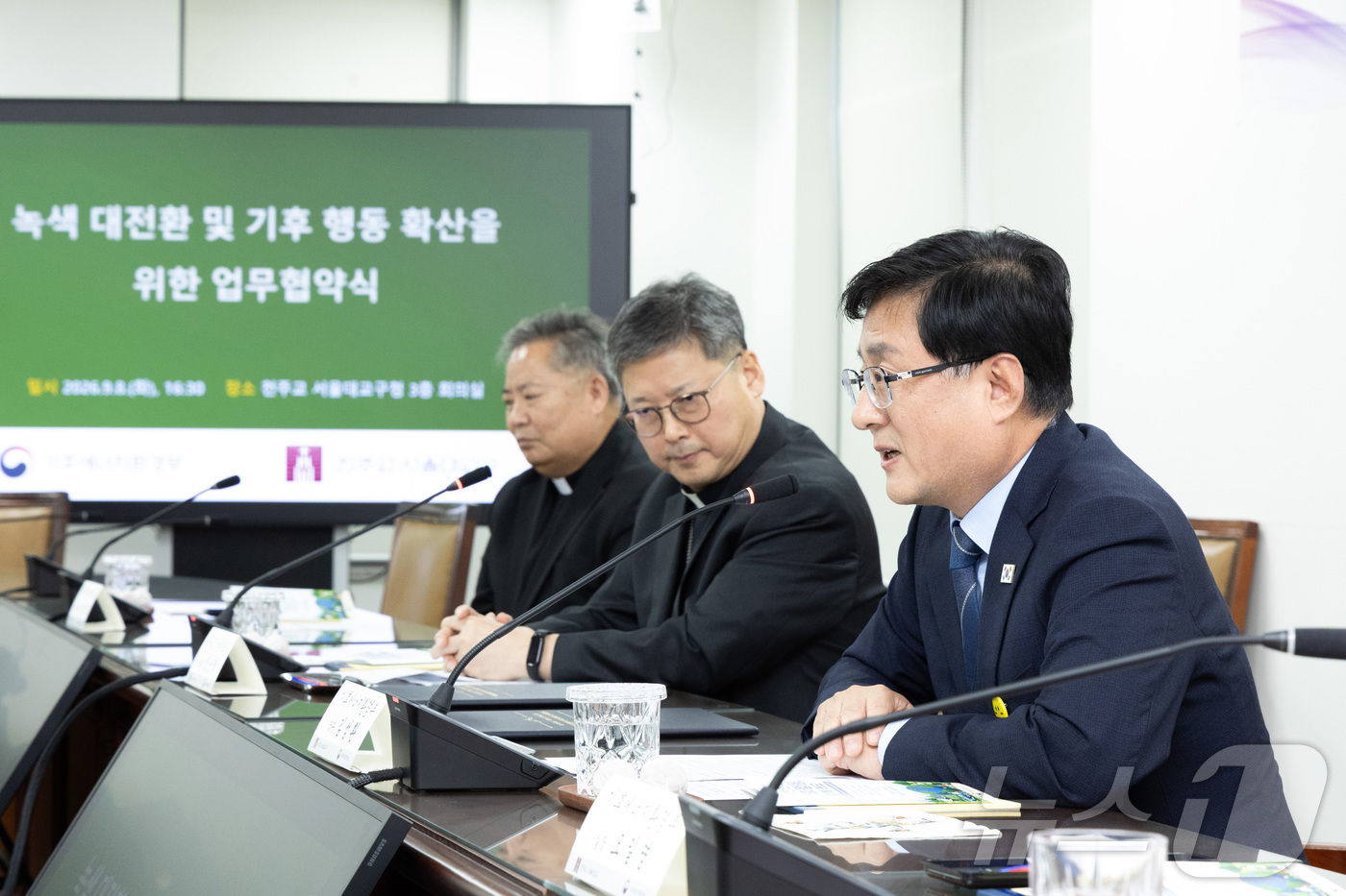(서울=뉴스1) = 김성환 기후에너지환경부 장관이 8일 서울 중구 천주교서울대교구청에서 열린 '탈탄소 녹색 대전환 및 기후 행동 확산을 위한 업무협약식'에서 인사말을 하고 있다. …