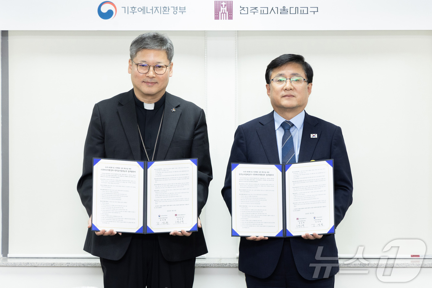 (서울=뉴스1) = 김성환 기후에너지환경부 장관이 8일 서울 중구 천주교서울대교구청에서 열린 '탈탄소 녹색 대전환 및 기후 행동 실천 확산을 위한 업무협약식'에서 업무협약을 체결한 …