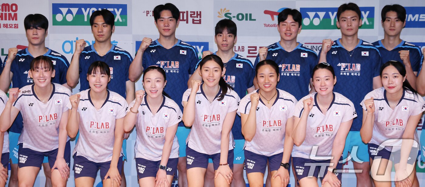 본문 이미지 - 배드민턴 국가대표팀이 8일 진천 국가대표 선수촌에서 열린 2026 아이치·나고야 아시안게임 대한배드민턴협회 미디어데이에서 기념촬영을 하고 있다. 2026.9.8 ⓒ 뉴스1 김민지 기자