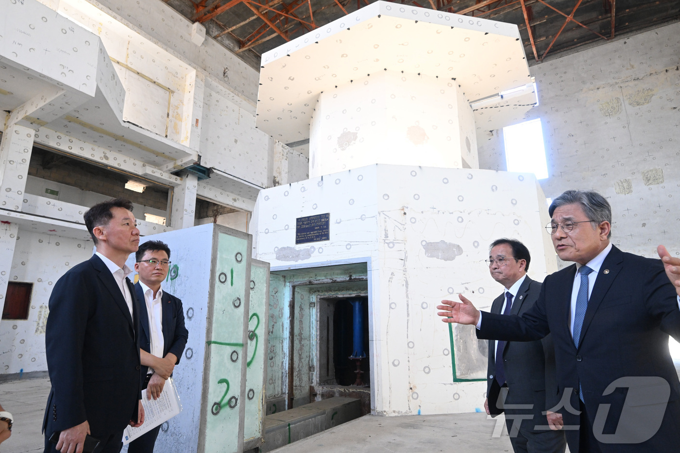 (서울=뉴스1) = 허민 국가유산청장이 8일 서울 노원구 한국전력공사 인재개발원 내 우리나라 최초의 현대 과학기술 연구시설인 임시등록문화유산 ‘연구용 원자로 1호기 원자로실 및 부 …
