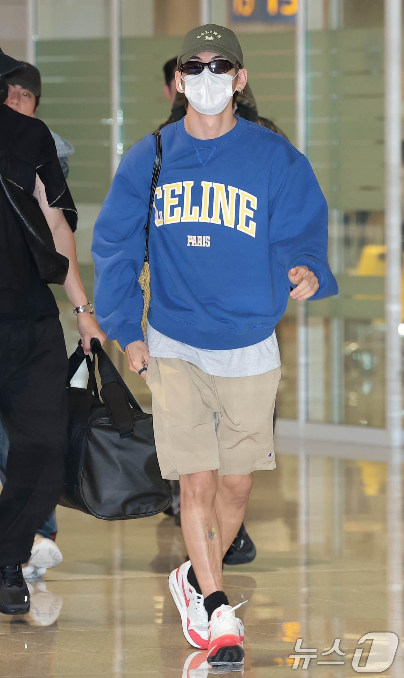 (인천공항=뉴스1) 권현진 기자 = 방탄소년단(BTS) 뷔가 해외 일정을 마치고 8일 인천국제공항을 통해 귀국하고 있다. 2026.9.8/뉴스1