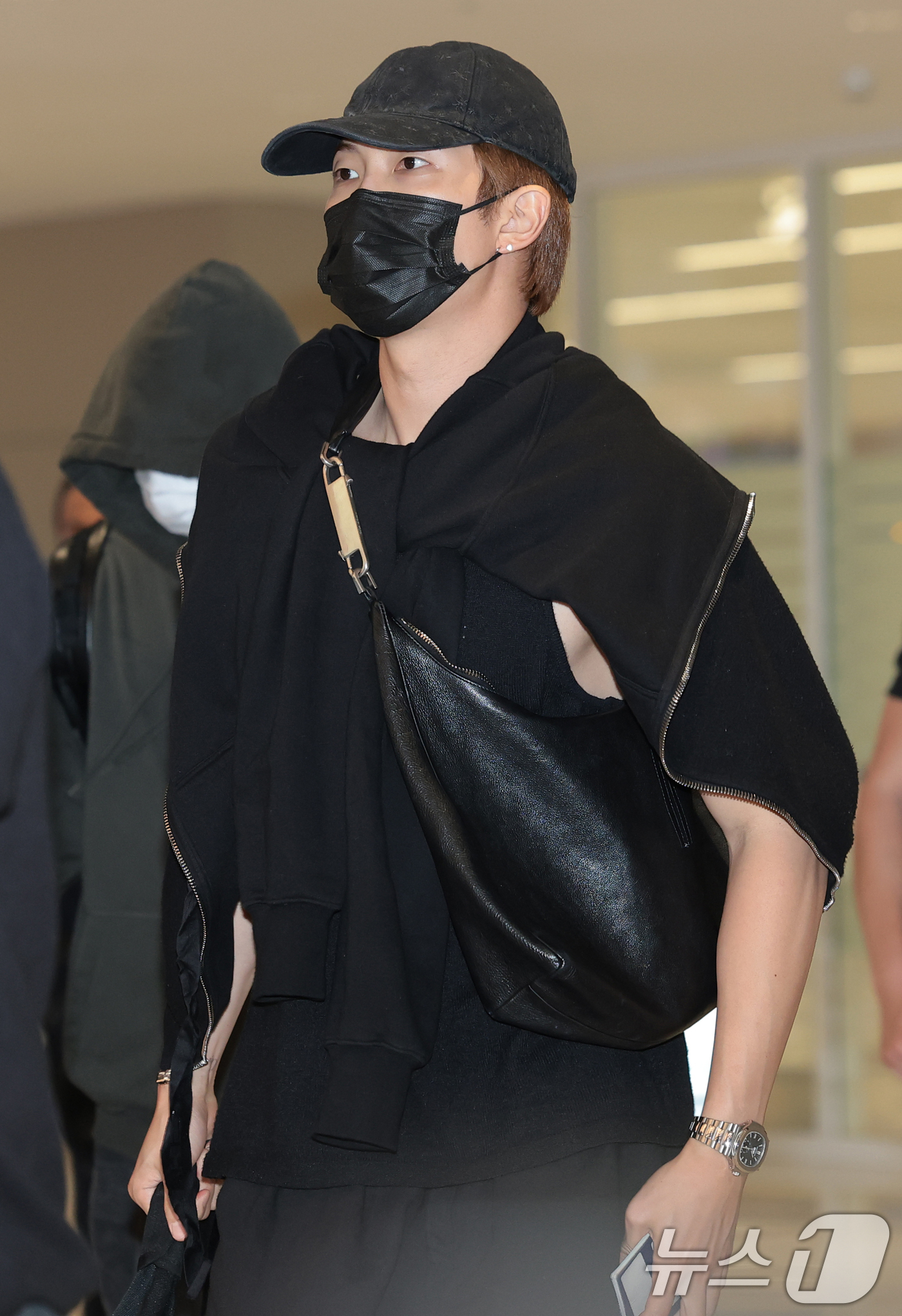 (인천공항=뉴스1) 권현진 기자 = 방탄소년단(BTS) RM이 해외 일정을 마치고 8일 인천국제공항을 통해 귀국하고 있다. 2026.9.8/뉴스1