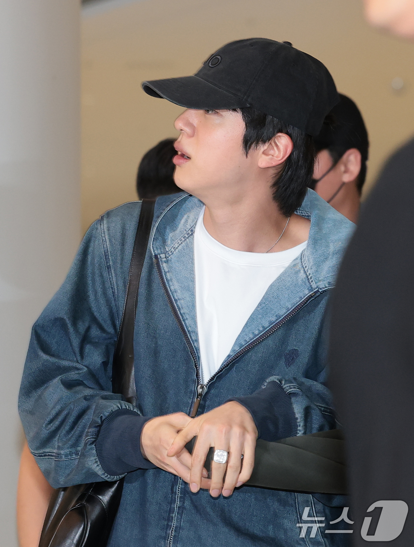 (인천공항=뉴스1) 권현진 기자 = 방탄소년단(BTS) 진이 해외 일정을 마치고 8일 인천국제공항을 통해 귀국하고 있다. 2026.9.8/뉴스1