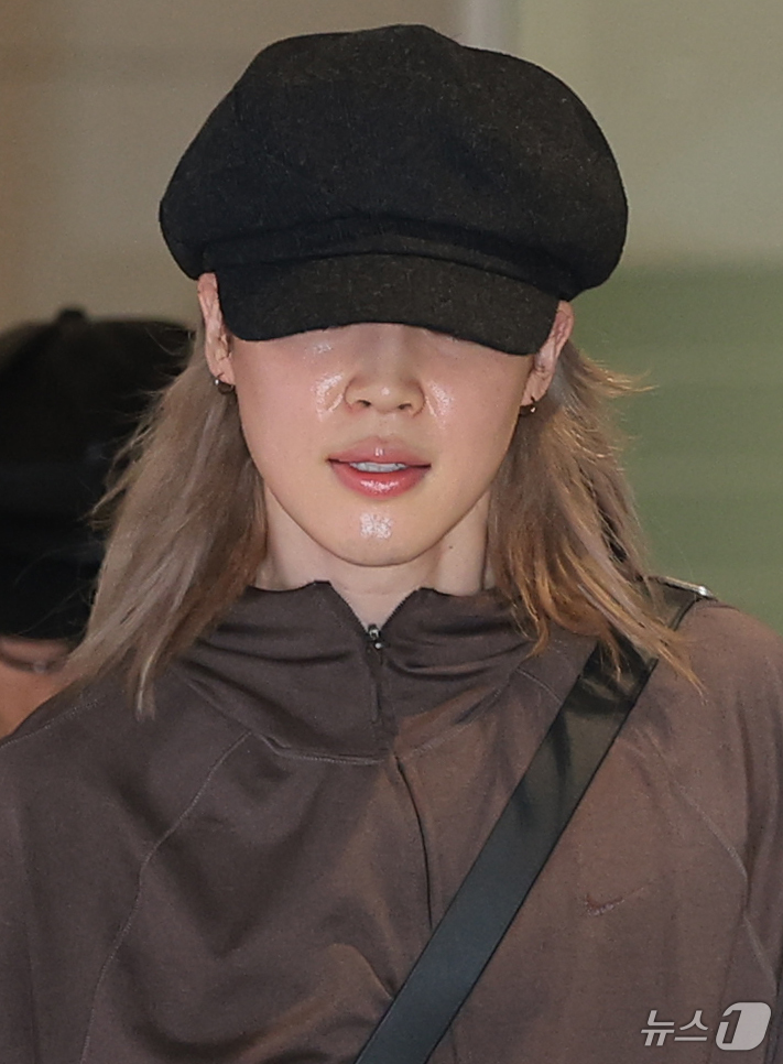 (인천공항=뉴스1) 권현진 기자 = 방탄소년단(BTS) 지민이 해외 일정을 마치고 8일 인천국제공항을 통해 귀국하고 있다. 2026.9.8/뉴스1