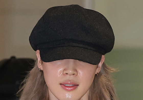 지민, 공항 포착