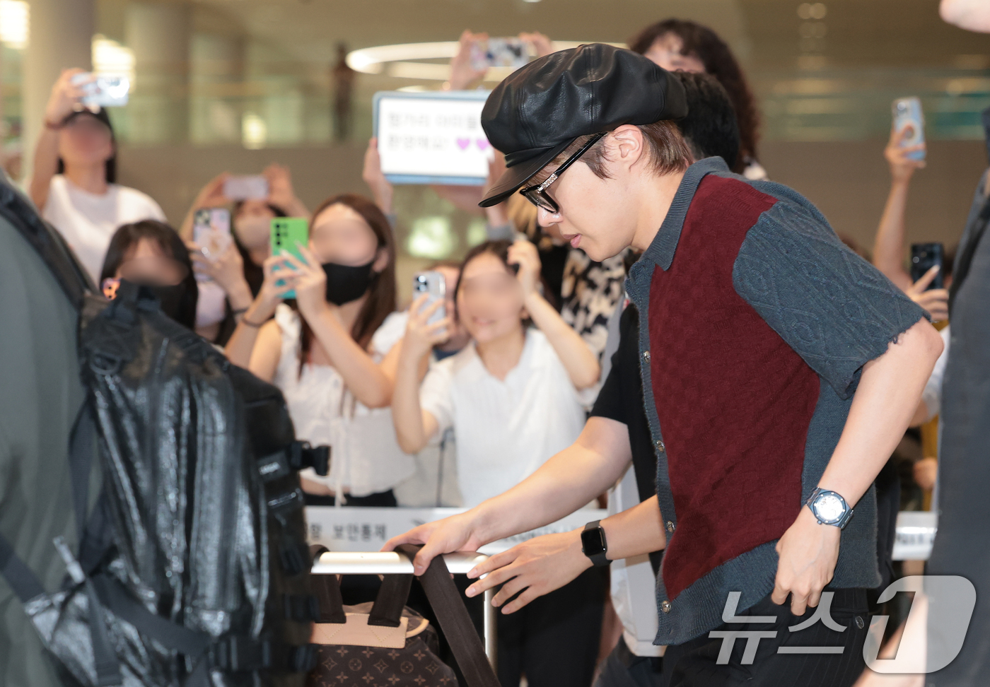 (인천공항=뉴스1) 권현진 기자 = 방탄소년단(BTS) 제이홉이 해외 일정을 마치고 8일 인천국제공항을 통해 귀국하고 있다. 2026.9.8/뉴스1