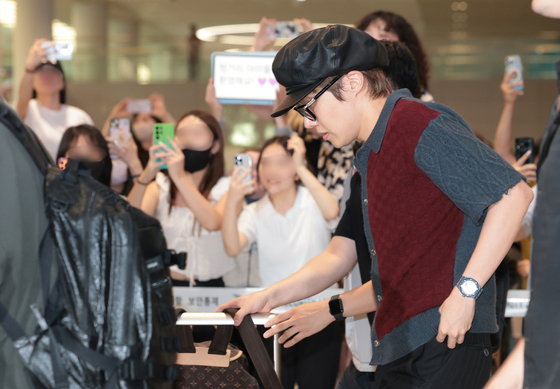 제이홉, 아미들 응원 속 입국