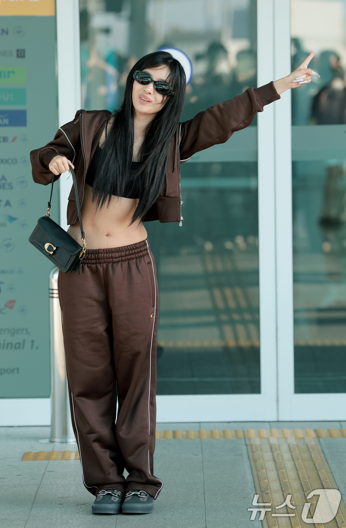 (인천공항=뉴스1) 권현진 기자 = 아이들 소연이 해외 일정을 위해 8일 인천국제공항을 통해 미국 뉴욕으로 출국하며 인사를 하고 있다. 2026.9.8/뉴스1