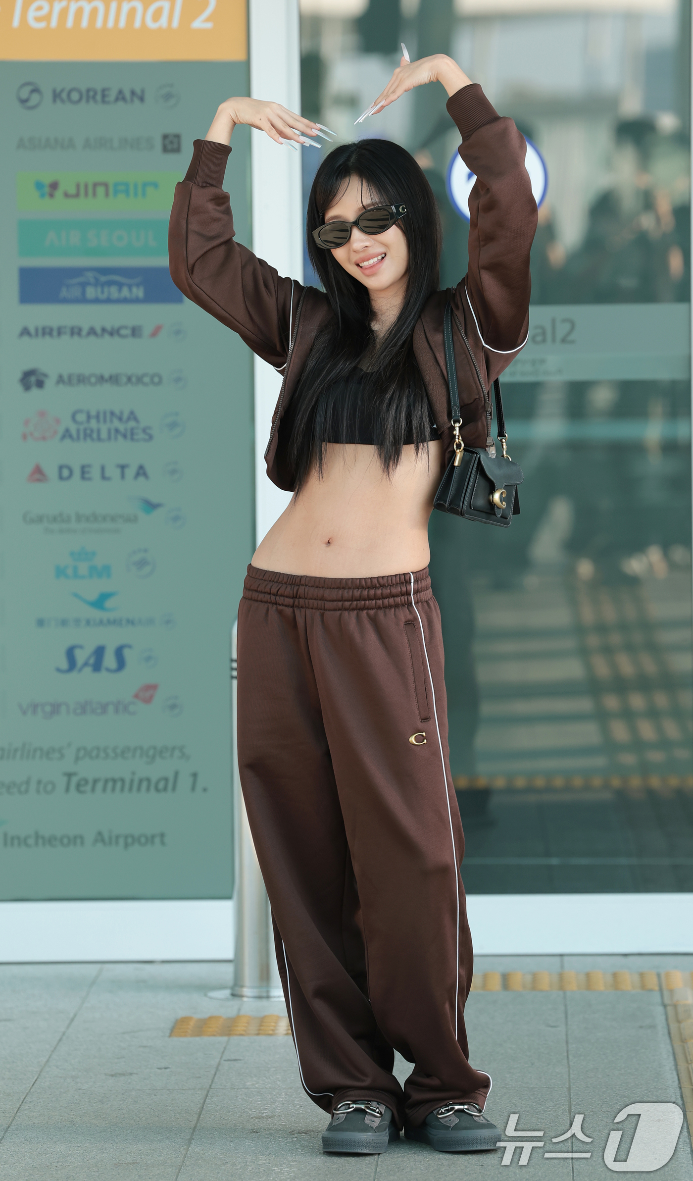 (인천공항=뉴스1) 권현진 기자 = 아이들 소연이 해외 일정을 위해 8일 인천국제공항을 통해 미국 뉴욕으로 출국하며 인사를 하고 있다. 2026.9.8/뉴스1