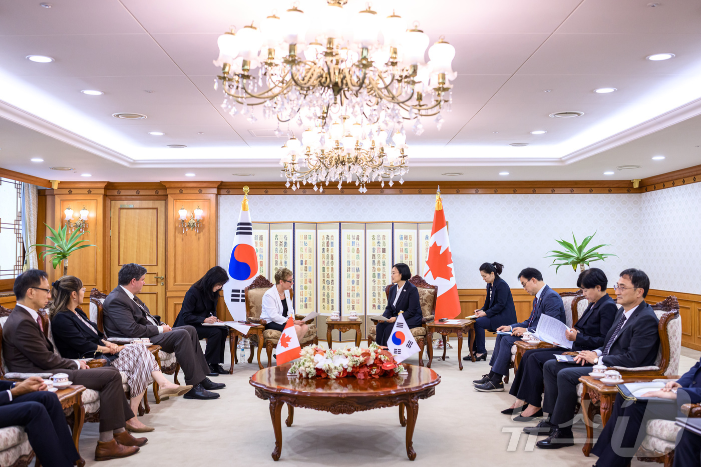 (서울=뉴스1) = 한성숙 국무총리가 8일 서울 종로구 정부서울청사에서 레이몽드 가네 캐나다 상원의원과 면담하고 있다. (국무총리실 제공. 재판매 및 DB 금지) 2026.9.8/ …