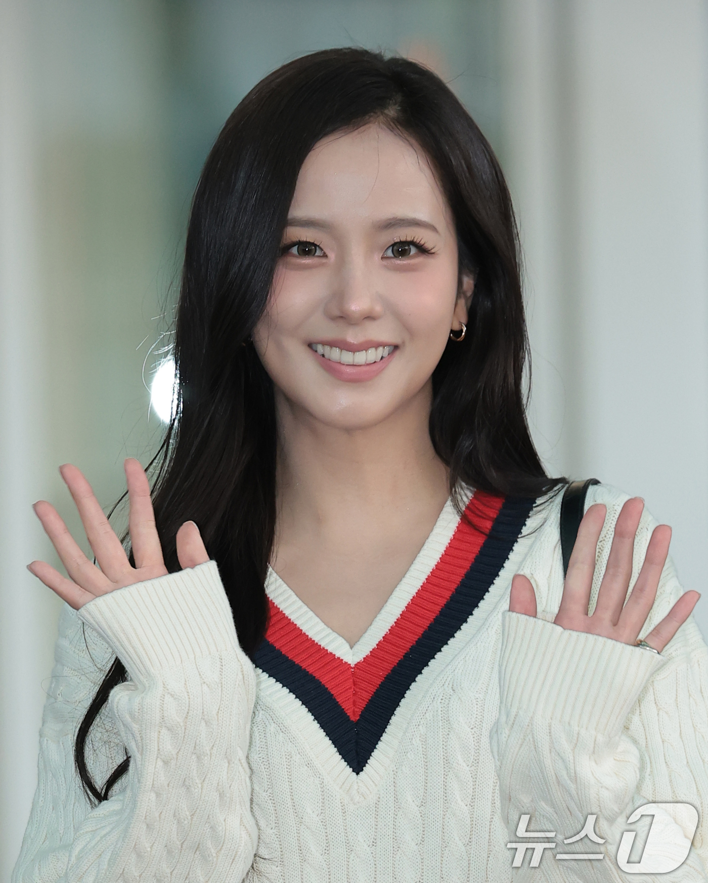 (인천공항=뉴스1) 권현진 기자 = 블랙핑크 지수가 해외 일정을 위해 8일 인천국제공항을 통해 미국 뉴욕으로 출국하기 전 인사를 하고 있다. 2026.9.8/뉴스1