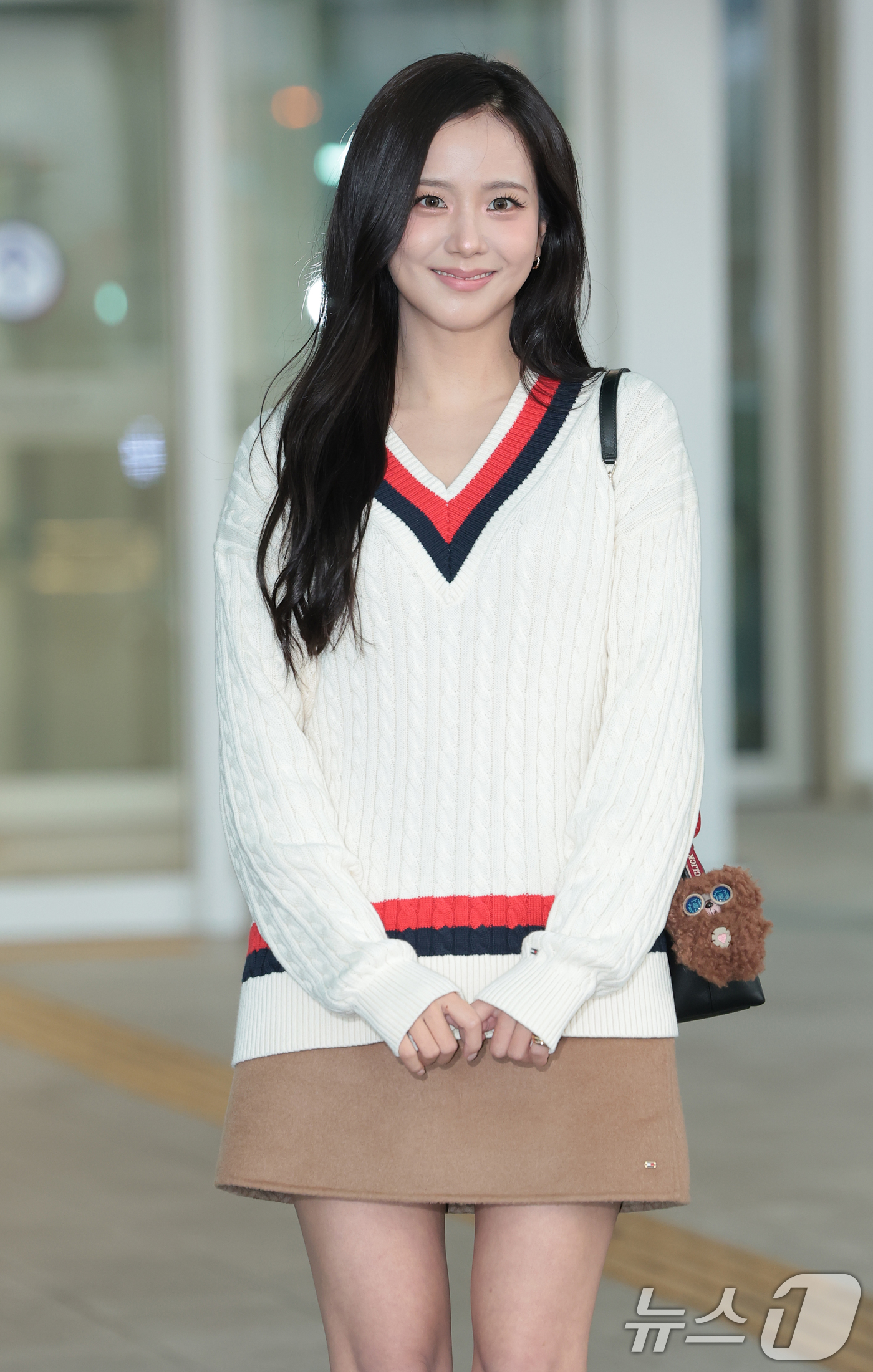 (인천공항=뉴스1) 권현진 기자 = 블랙핑크 지수가 해외 일정을 위해 8일 인천국제공항을 통해 미국 뉴욕으로 출국하기 전 인사를 하고 있다. 2026.9.8/뉴스1