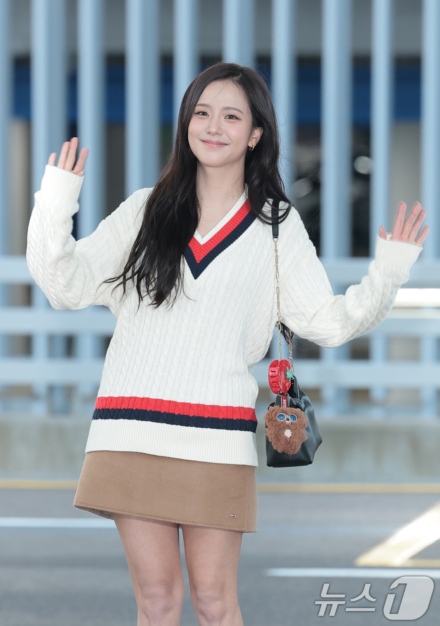 (인천공항=뉴스1) 권현진 기자 = 블랙핑크 지수가 해외 일정을 위해 8일 인천국제공항을 통해 미국 뉴욕으로 출국하며 인사를 하고 있다. 2026.9.8/뉴스1