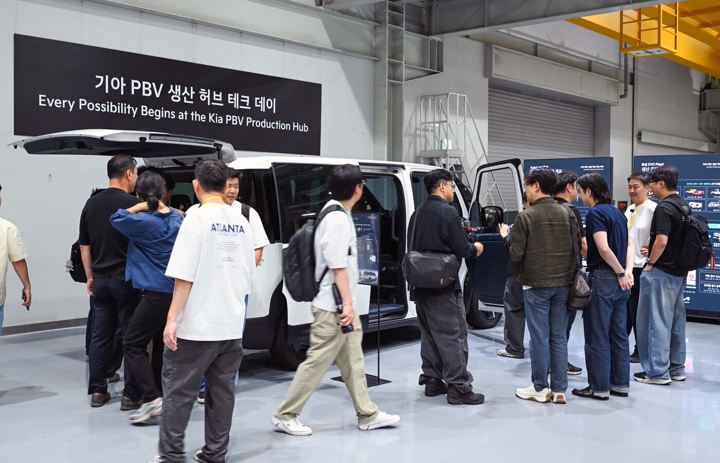 본문 이미지 - 기아 PBV 생산 허브 테크 데이에서 참가자들이 전시차를 관람하는 모습. (기아 제공)