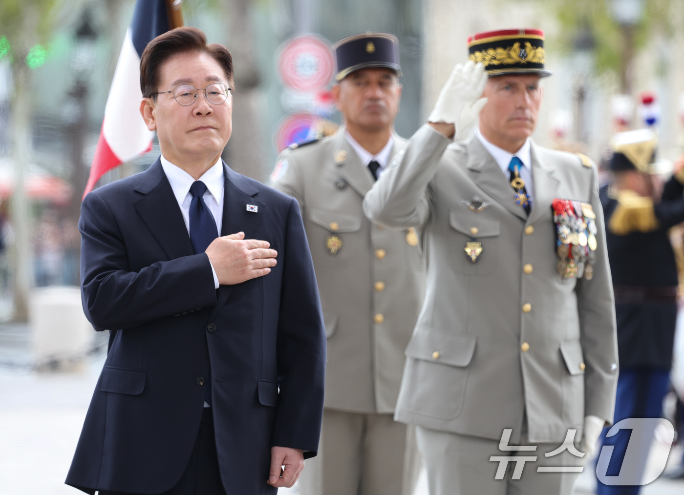 (파리(프랑스)=뉴스1) 이재명 기자 = 프랑스를 국빈 방문 중인 이재명 대통령이 8일(현지시간) 파리 개선문 무명용사의 묘에 헌화하고 있다. 2026.9.8/뉴스1